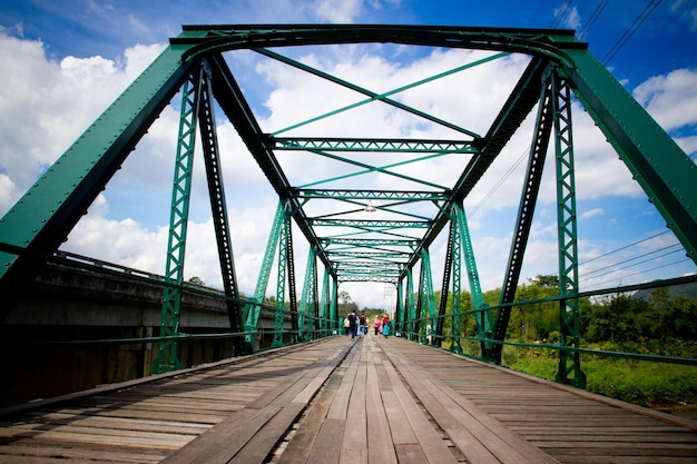La gente en el puente conmemorativo de Pai