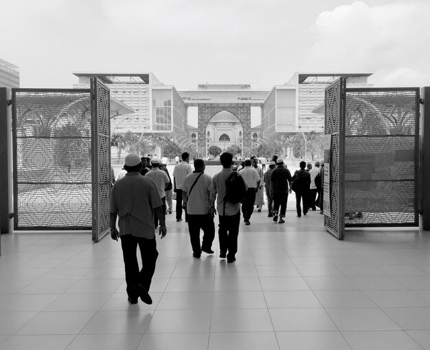 La gente en la puerta de entrada del complejo de perbadanan putrajaya