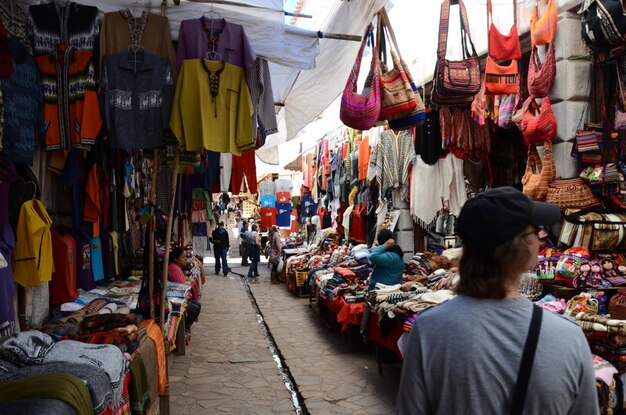 Foto gente en el puesto del mercado