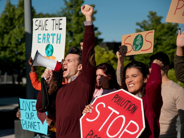 Gente que protesta para salvar el planeta de cerca