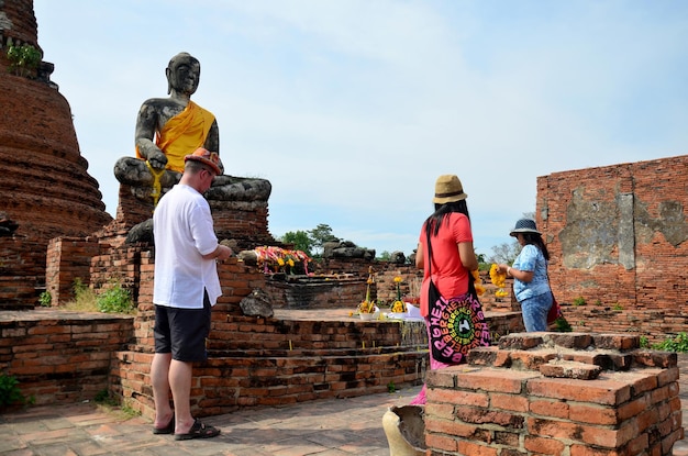 Gente que ruega con la estatua de Buda en el templo de Wat Worachet Tharam el 10 de enero de 2016 en Ayutthaya Tailandia