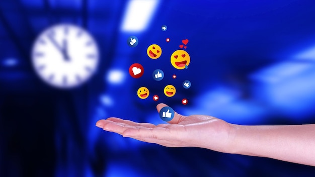 Gente que usa las redes sociales y el concepto digital en línea Empresario que usa el envío de emojis con las redes sociales Gente que utiliza y los conceptos de marketing en línea digital