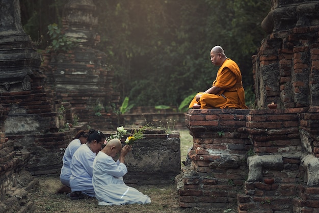 La gente reza respeto al monje en Ayutthaya.