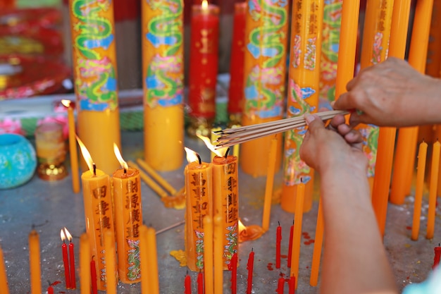 La gente reza respeto con el incienso que se quema para Dios en el día de Año Nuevo chino.