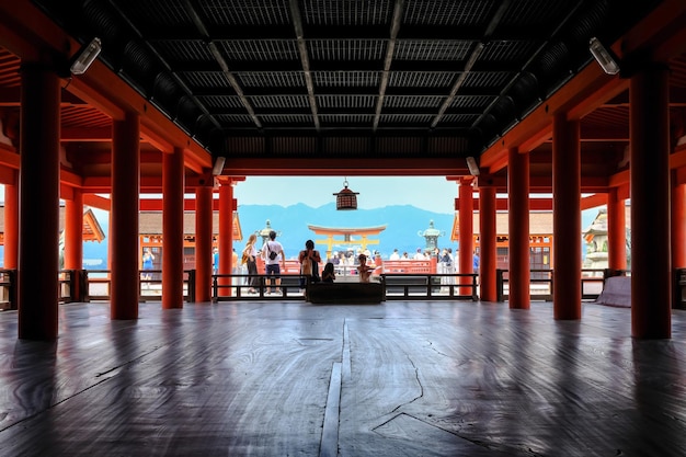 Foto la gente rezando en el santuario de itsukushima