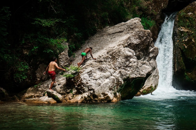 Gente en la roca en el río