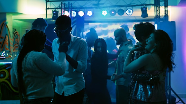 Foto gente romántica bailando en parejas