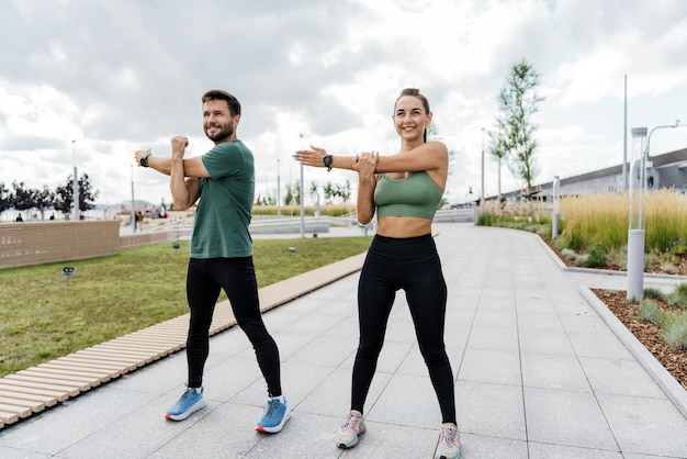 Foto gente en ropa deportiva juntos educación física y deportes hombre y mujer atléticos entrenan en fitness