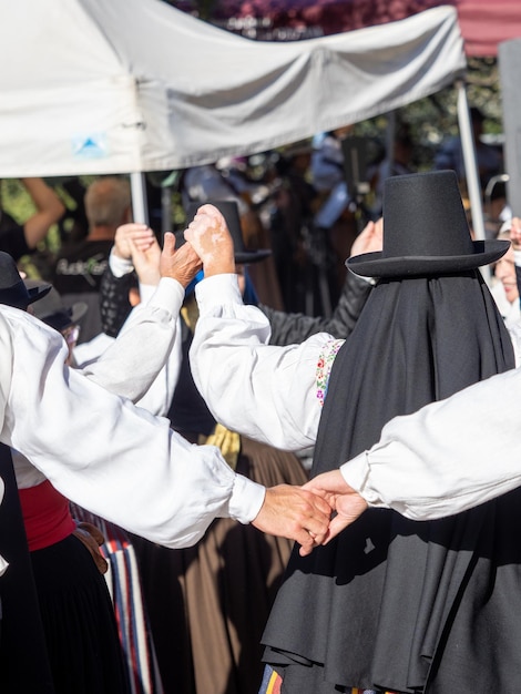 Gente con ropa tradicional de Tenerife durante un baile típico de la isla