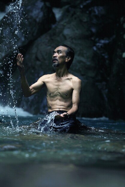 Foto la gente salpica agua.