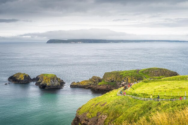 Foto la gente en el sendero a carrick un puente de cuerda rede irlanda del norte