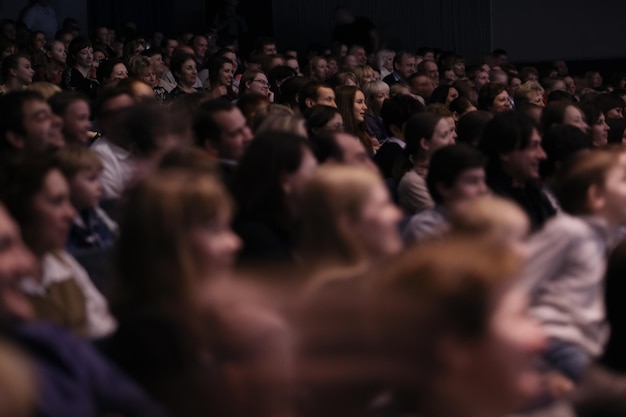 Foto la gente sentada en el auditorio