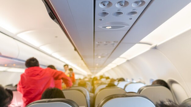 Foto gente sentada en el avión