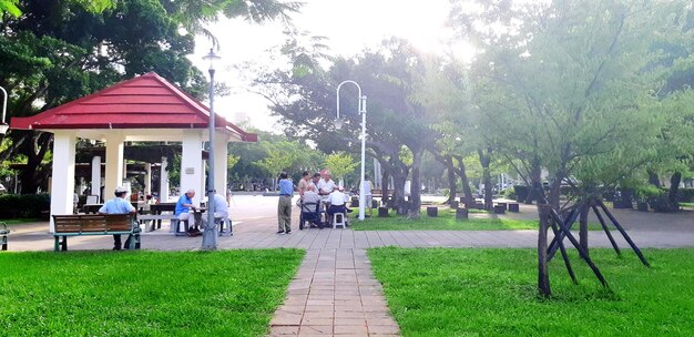 Gente sentada en un banco en el parque