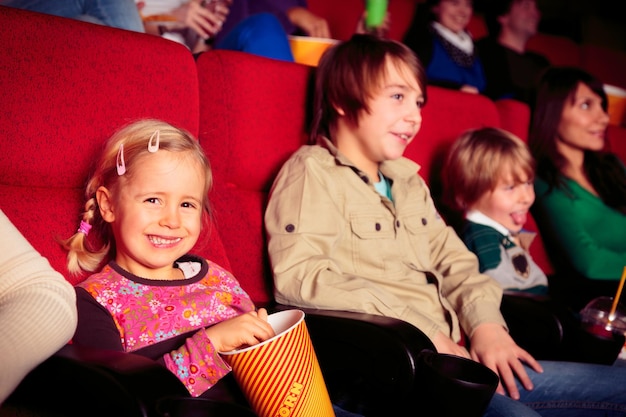 Foto gente sentada en el cine