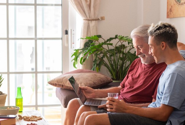 Foto la gente sentada en la habitación