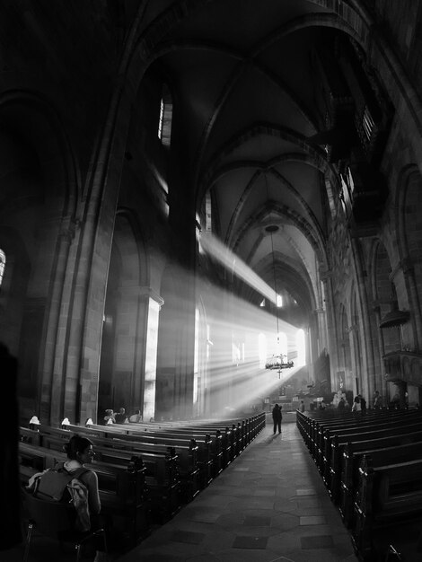 Foto la gente sentada en la iglesia