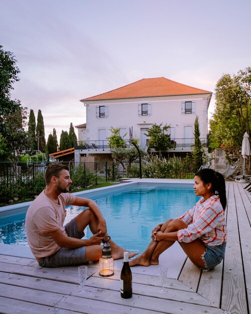 Foto gente sentada en la piscina