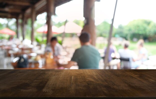 Gente sentada en un restaurante