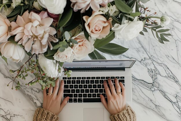 La gente se sienta en un escritorio de computadora con papeleo