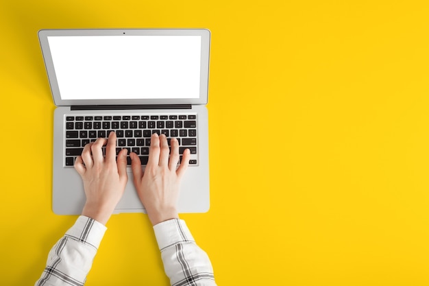 Foto la gente se sienta en un trabajo con una computadora portátil