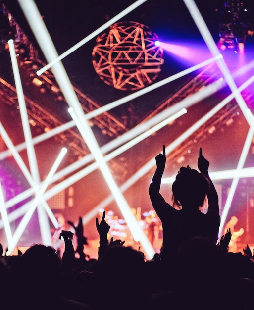 Gente de silueta en concierto de música