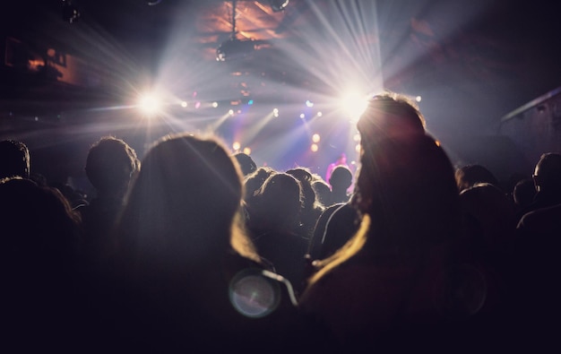 Gente de silueta en concierto de música