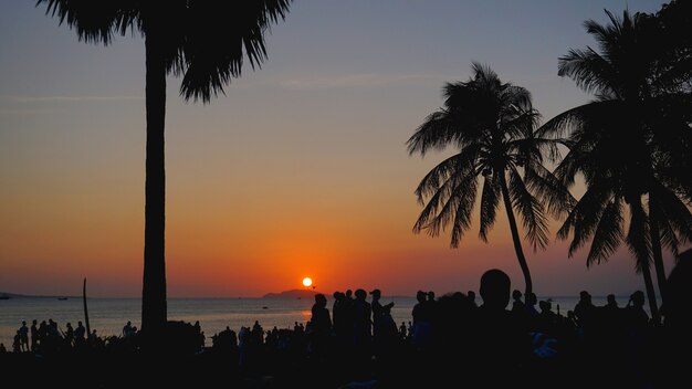 Gente silueta relajante en Sunset Beach. Concepto de viaje