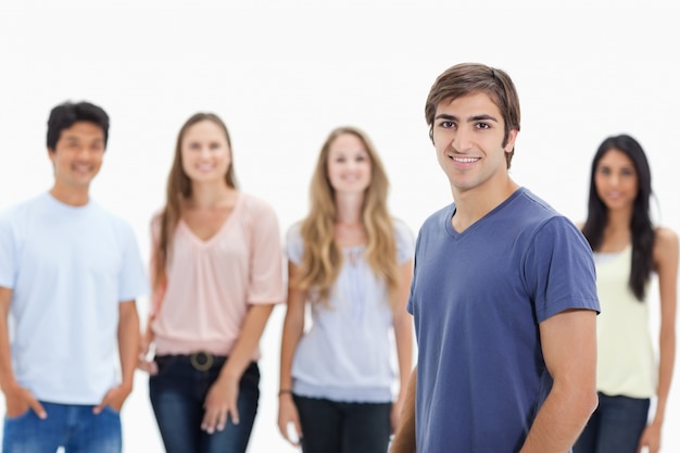 Gente sonriendo con uno en primer plano