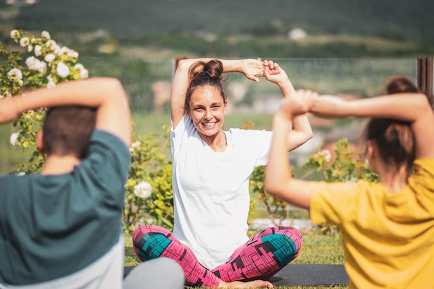 Gente sonriente haciendo ejercicio sentada al aire libre