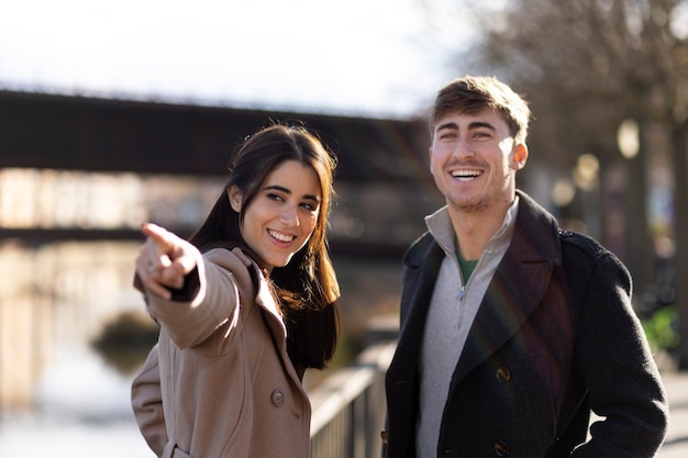 Gente sonriente de tiro medio al aire libre