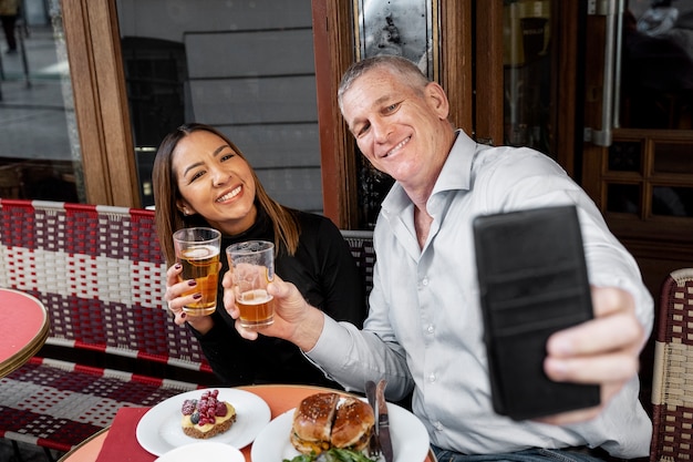 Foto gente sonriente de tiro medio tomando selfie