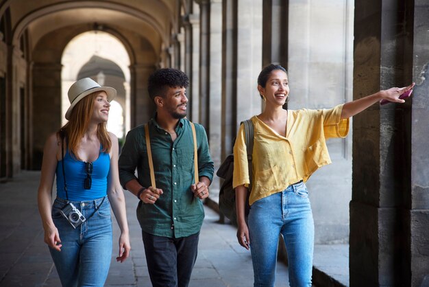 Gente sonriente de tiro medio viajando