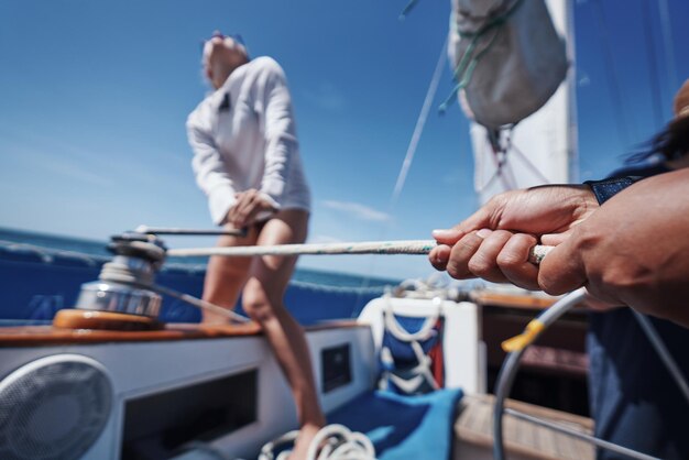 Foto gente sosteniendo un velero en el mar contra el cielo