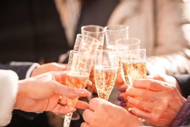 Foto la gente sostiene copas de champán en una fiesta de bodas