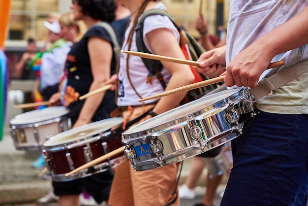 Gente con tambores en la calle en manifestación en la ciudad