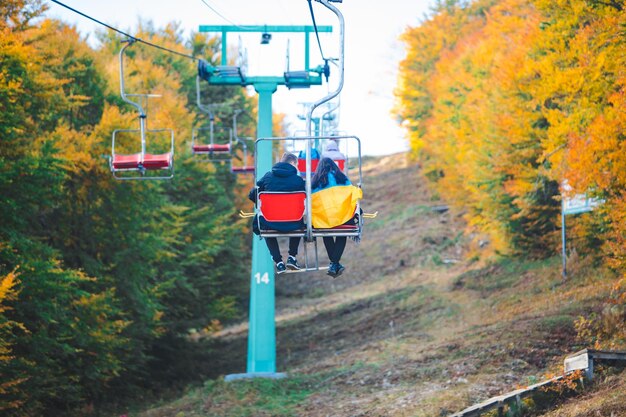 Gente en telesilla temporada de otoño