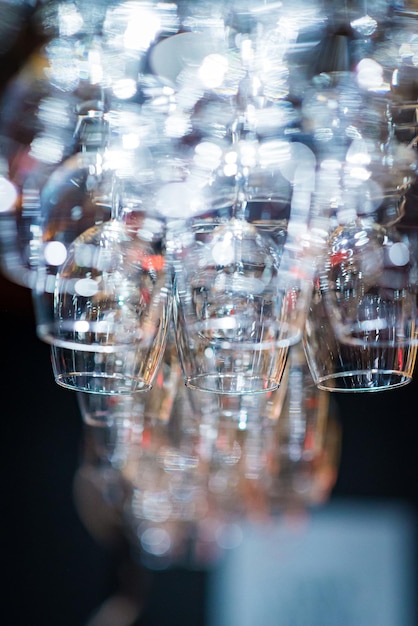 Gente tintineo de vasos con vino en la terraza de verano de cafetería o restaurante