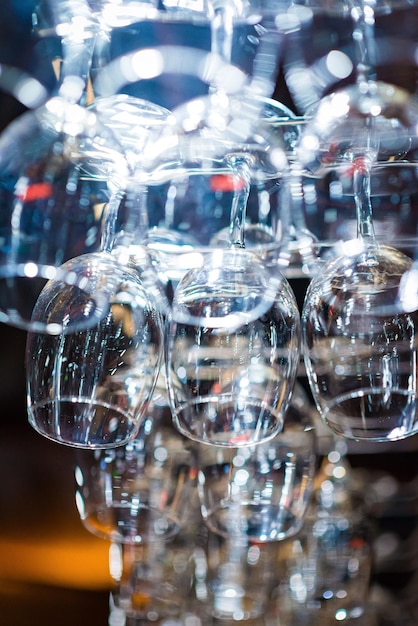 Gente tintineo de vasos con vino en la terraza de verano de cafetería o restaurante