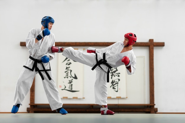 Foto gente de tiro completo practicando taekwondo.