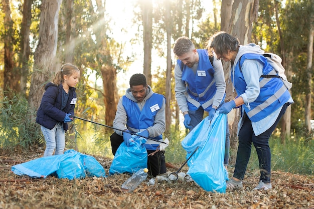 Gente de tiro completo recogiendo basura