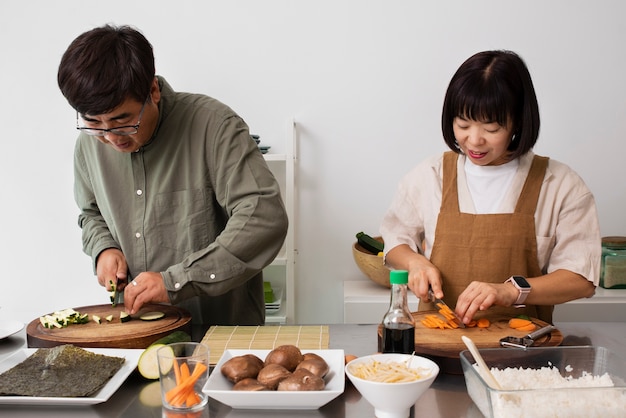 Foto gente de tiro medio cocinando juntos