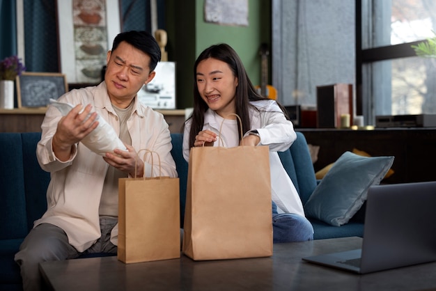 Gente de tiro medio comiendo comida asiática.