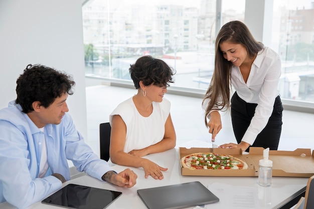 Gente de tiro medio con deliciosa pizza