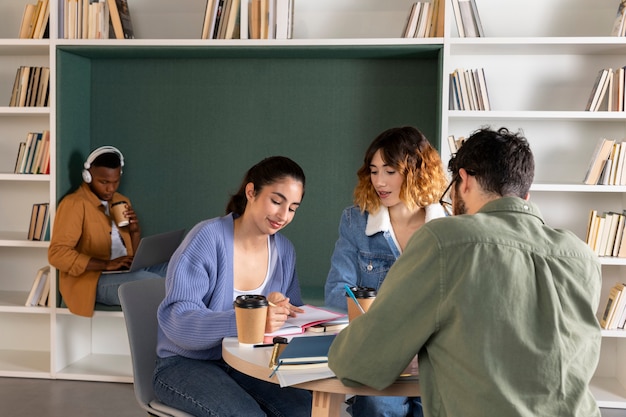 Foto gente de tiro medio estudiando