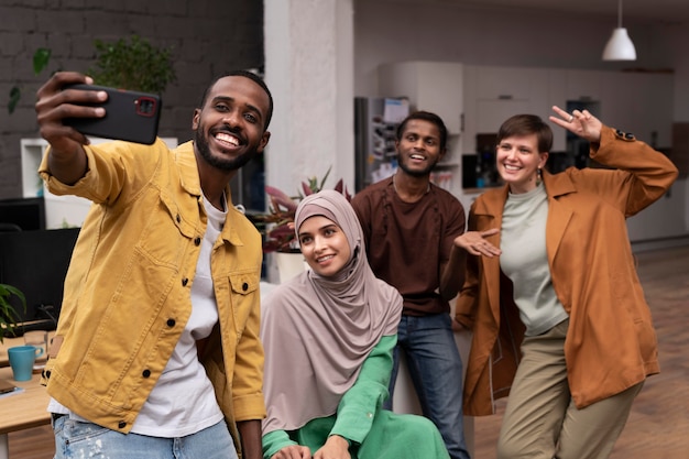 Foto gente de tiro medio tomando selfie