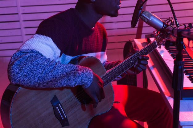 Gente tocando la guitarra