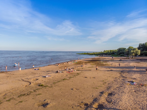 La gente toma el sol y nada en el lago. Vista panorámica.