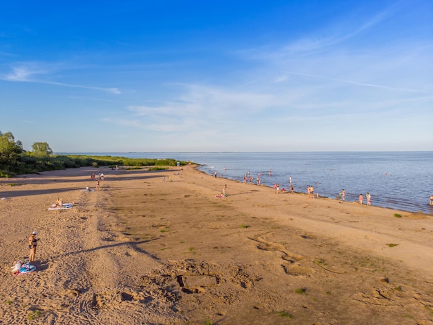 La gente toma el sol y nada en el lago. Vista panorámica.