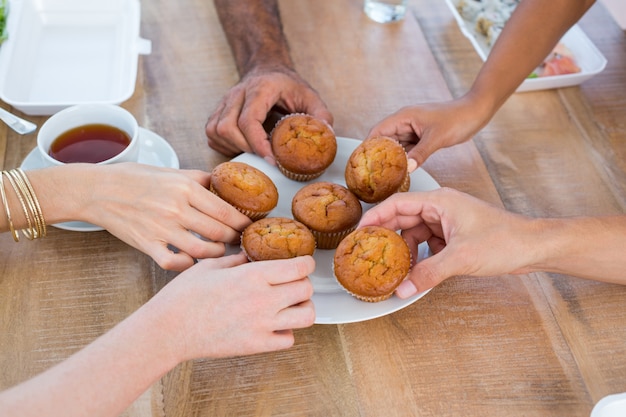 La gente tomando un cupcake